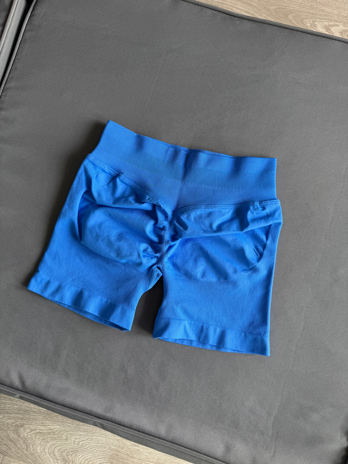 Set active azul eléctrico.