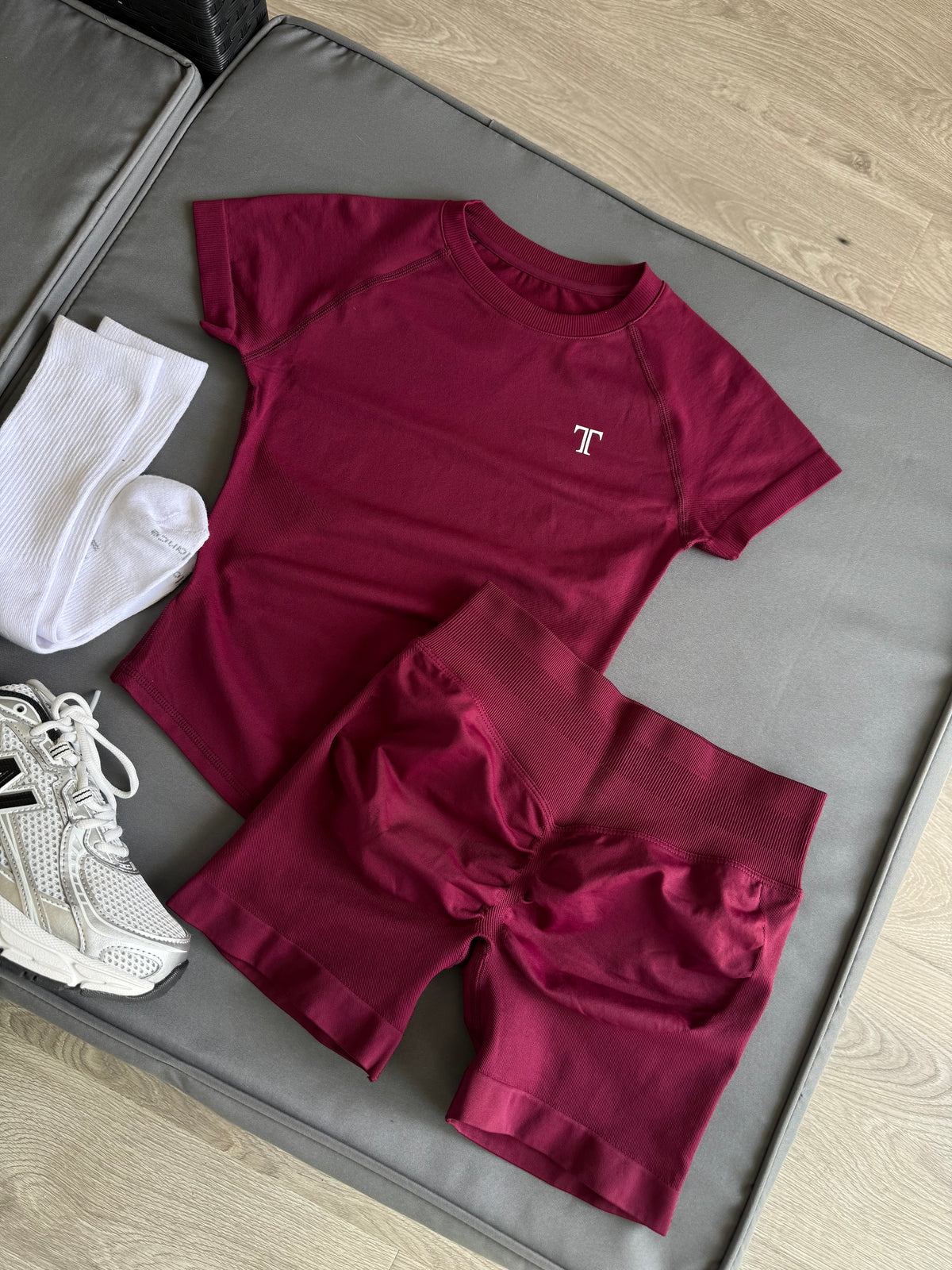 Set active burgundy