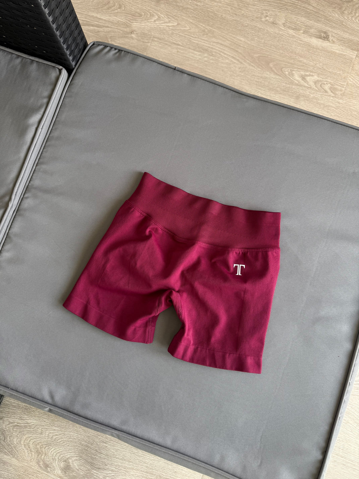 Set active burgundy
